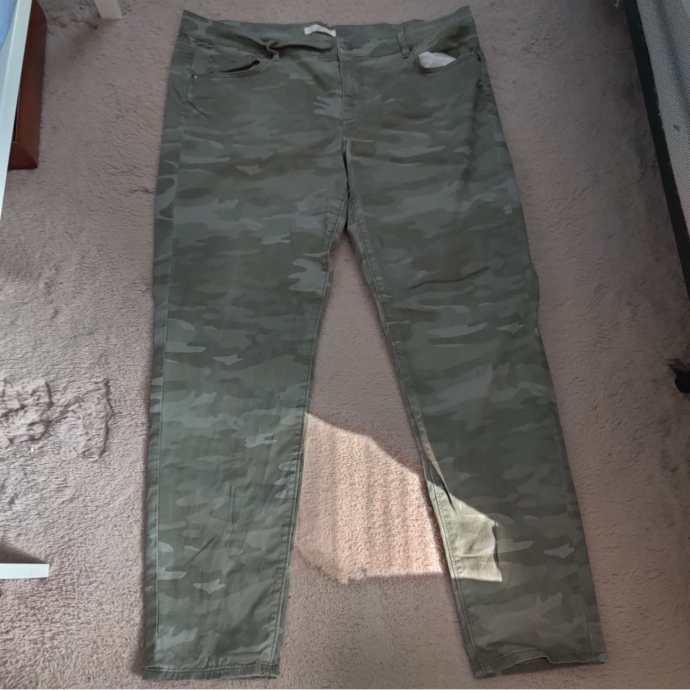LOFT Marisa Camouflage Skinny Pants Size 14 Green Camo